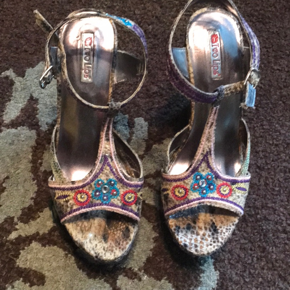 Two lips platform sandals